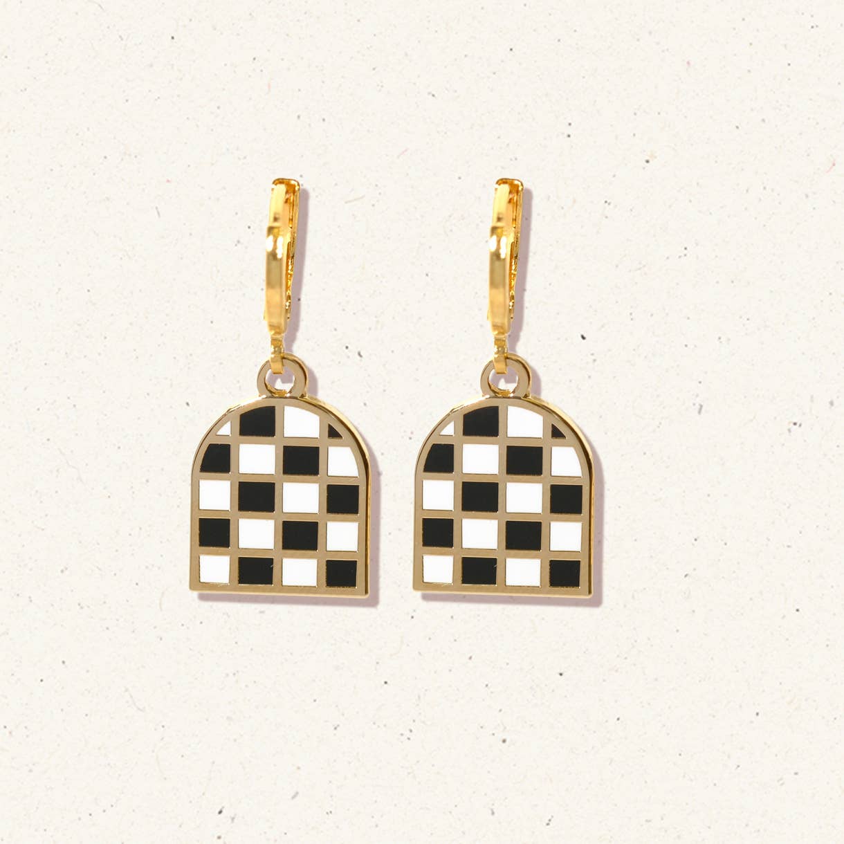 Checkered arch huggie hoop earrings